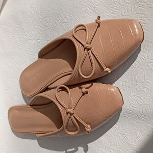 Chic Nude Loafers with Bow Accent